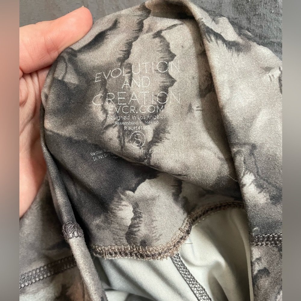 Like new women’s cropped leggings size small